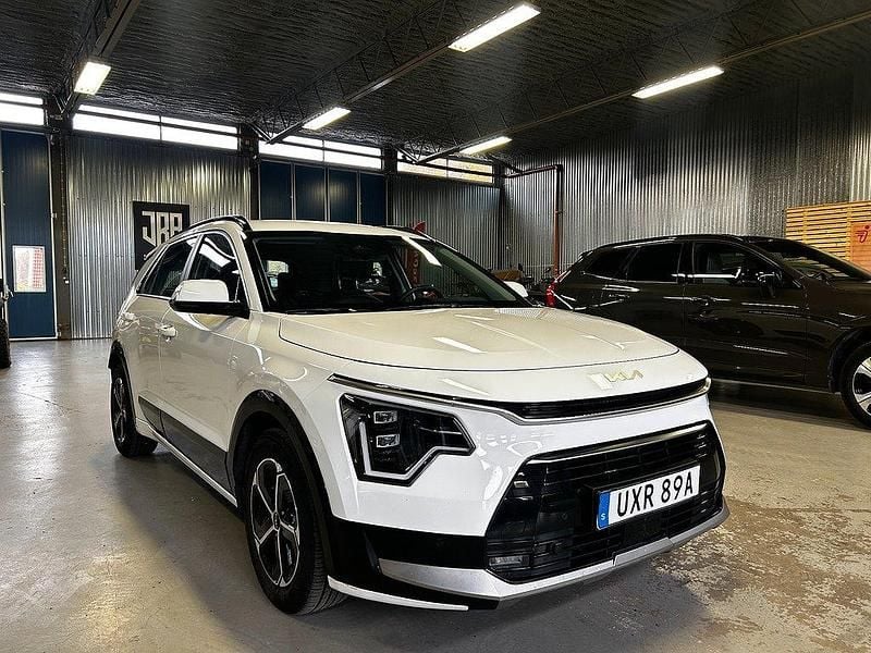 Vit Begagnad 2022 Kia Niro Advance SUV | 289 900 kr (Lite dyr) - Bild 1/4