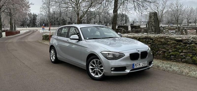 Silver Begagnad 2011 BMW 118 Halvkombi | 89 000 kr (Marknadspris) - Bild 1/4