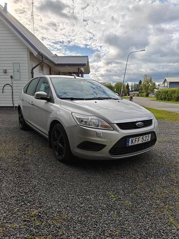 Grå Begagnad 2010 Ford Focus Trend Halvkombi | 30 000 kr (Bra pris) - Bild 1/4