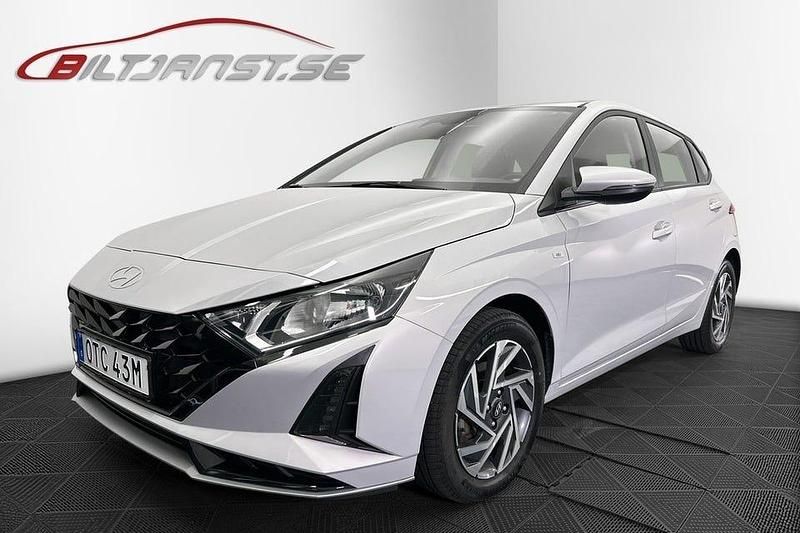Grå Begagnad 2024 Hyundai i20 Essential Halvkombi | 219 900 kr (Superpris) - Bild 1/4