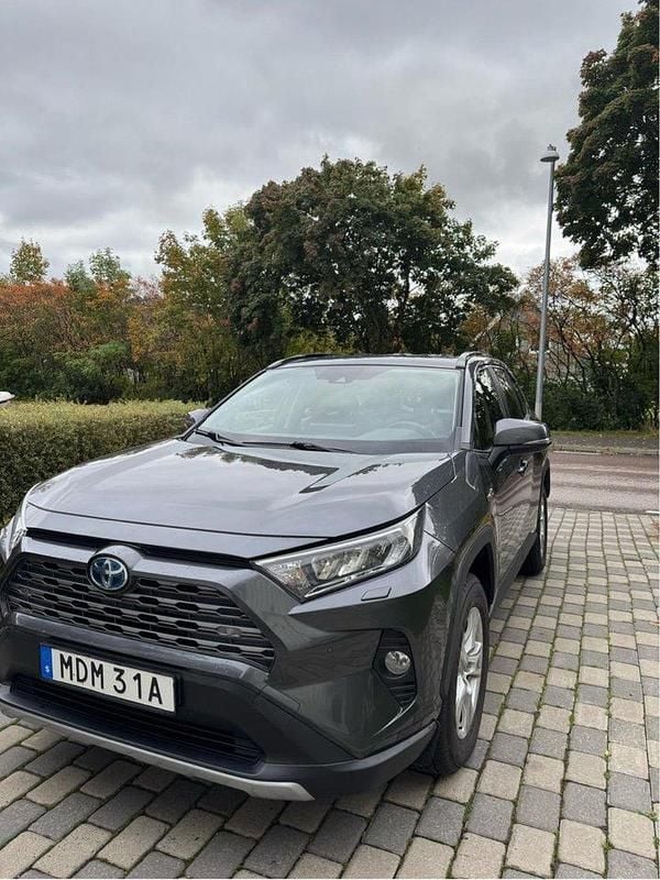 Grå Begagnad 2020 Toyota RAV4 Hybrid SUV | 283 000 kr (Marknadspris) - Bild 1/4