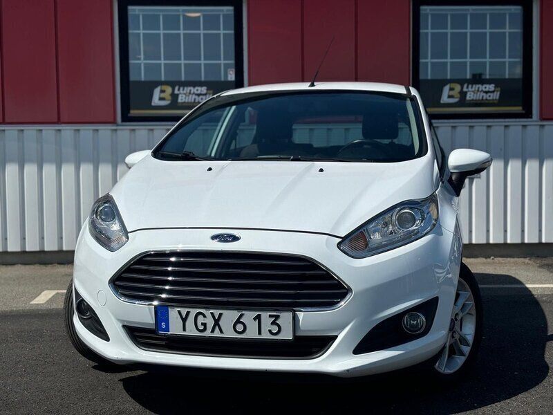 Vit Begagnad 2016 Ford Fiesta Titanium Halvkombi | 69 900 kr (Marknadspris) - Bild 1/4
