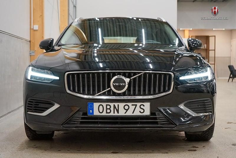Begagnad Volvo V60 Core 253 HK (186 kW) 2022 Svart Kombi