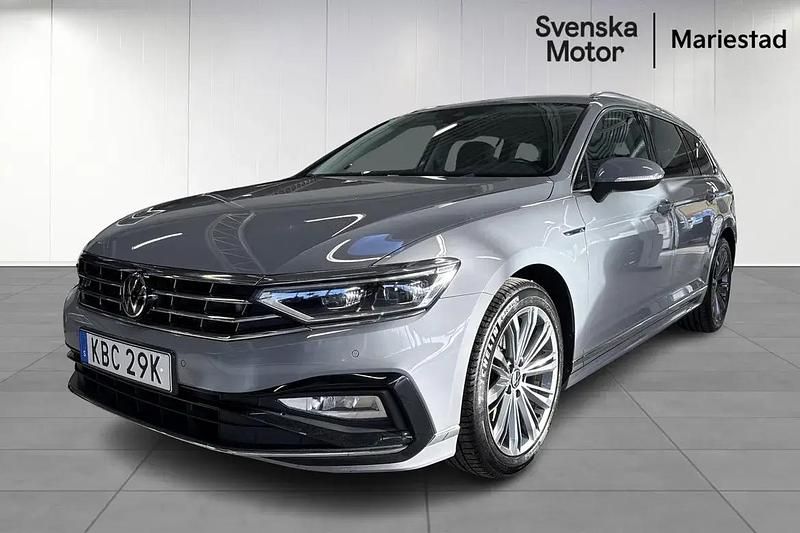 Grå Begagnad 2022 VW Passat GT Kombi | 309 200 kr (Marknadspris) - Bild 1/4