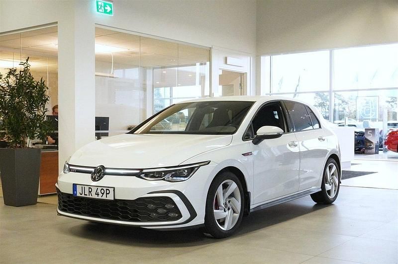Vit Begagnad 2022 VW Golf VIII GTI Halvkombi | 339 800 kr (Marknadspris) - Bild 1/4