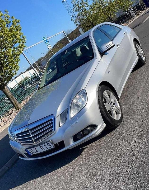 Silver Begagnad 2010 Mercedes E200 Sedan | 72 900 kr (Lite dyr) - Bild 1/4