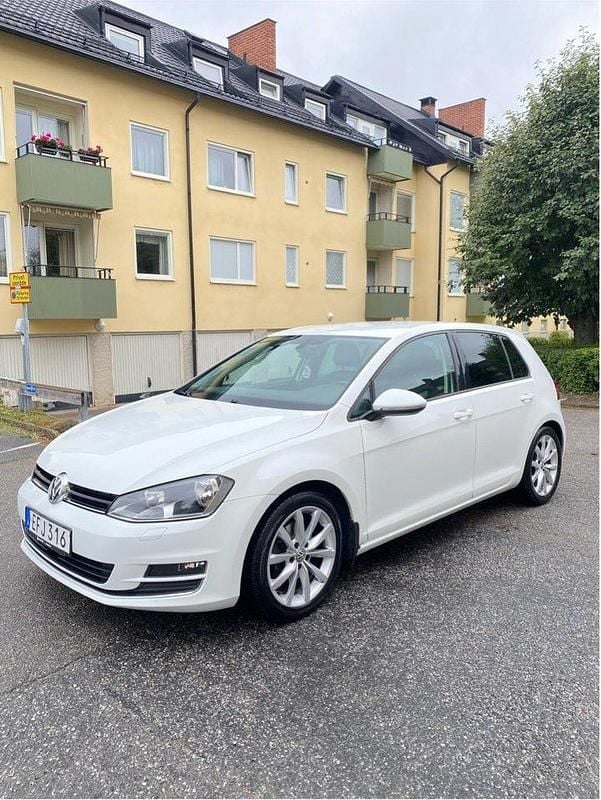 Vit Begagnad 2014 VW Golf VII Halvkombi | 95 000 kr (Marknadspris) - Bild 1/4