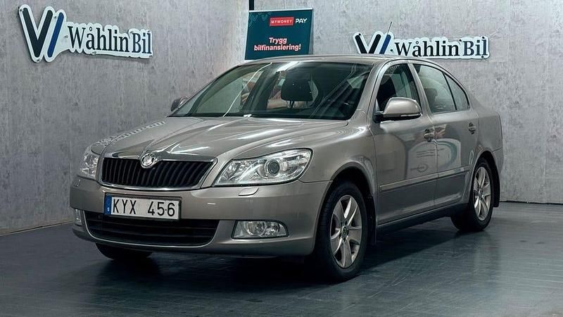 Ljusbrun (brun) Begagnad 2011 Skoda Octavia Elegance Halvkombi | 49 900 kr (Marknadspris) - Bild 1/4