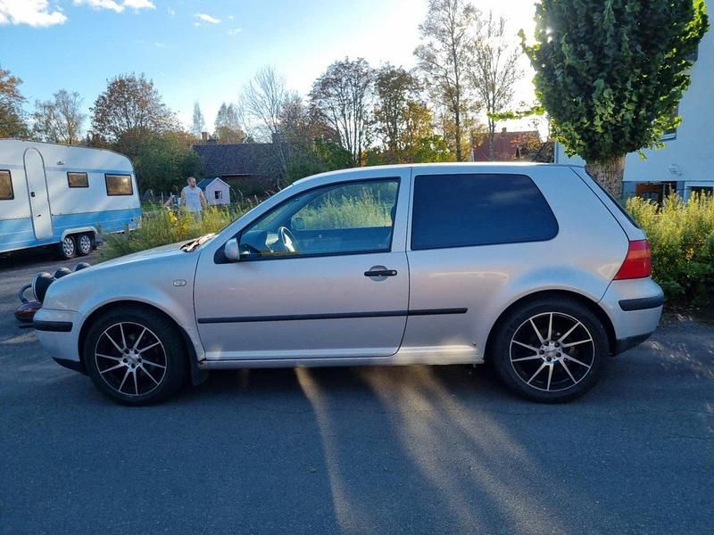 Grå Begagnad 2000 VW Golf IV Trendline Halvkombi | 20 000 kr (Marknadspris) - Bild 1/4