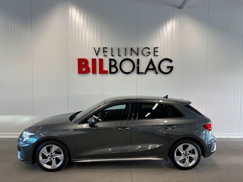 Grå Begagnad 2022 Audi A3 Sportback S-Line Halvkombi | 299 500 kr (Dyr) - Bild 1/4