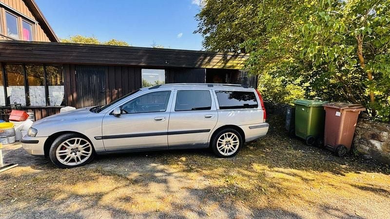 Silver Begagnad 2001 Volvo V70 Kombi | 14 000 kr (Bra pris) - Bild 1/4