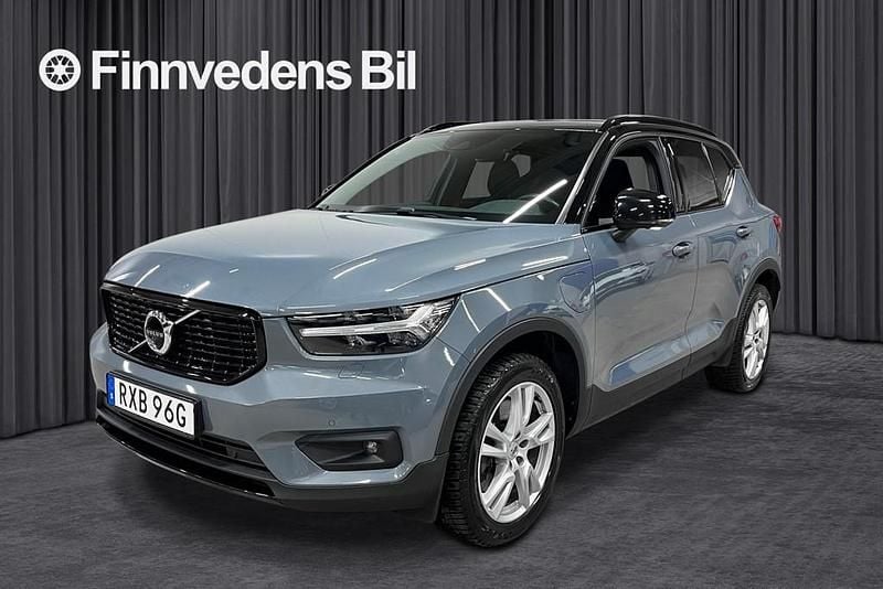 Grå Begagnad 2021 Volvo XC40 R-Design SUV | 348 800 kr (Marknadspris) - Bild 1/4