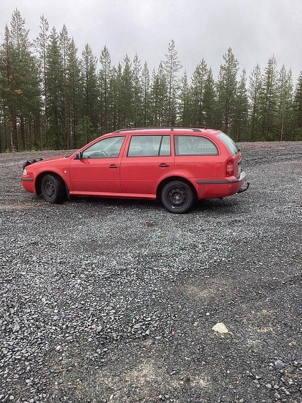 Röd Begagnad 2004 Skoda Octavia Tour Kombi | 5 000 kr (Superpris) - Bild 1/3