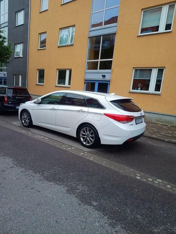 Vit Begagnad 2014 Hyundai i40 Kombi | 105 000 kr (Marknadspris) - Bild 1/4