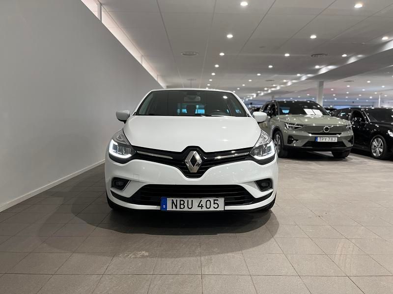 Vit Begagnad 2017 Renault Clio IV Intens Halvkombi | 119 500 kr (Dyr) - Bild 1/4
