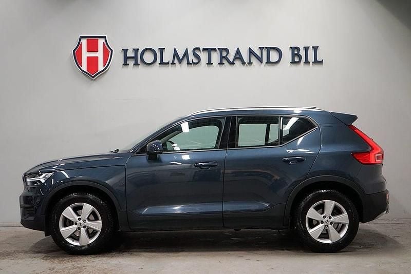 Blå Begagnad 2022 Volvo XC40 Momentum SUV | 299 800 kr (Marknadspris) - Bild 1/4