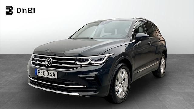 Grå (urano grey) Begagnad 2022 VW Tiguan Elegance SUV | 349 900 kr (Marknadspris) - Bild 1/4