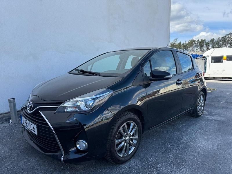 Svart Begagnad 2014 Toyota Yaris Halvkombi | 79 900 kr (Marknadspris) - Bild 1/4