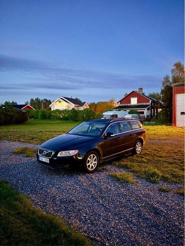 Svart Begagnad 2010 Volvo V70 Momentum Kombi | 50 000 kr (Superpris) - Bild 1/4