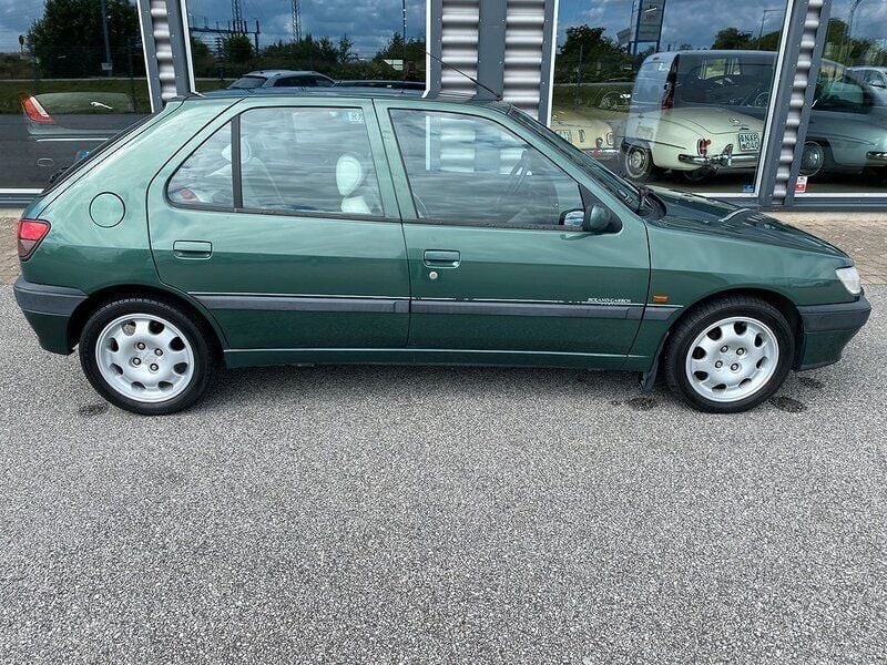 Mörkgrön Begagnad 1995 Peugeot 306 Halvkombi | 59 900 kr - Bild 1/4