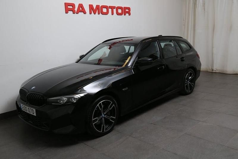 Begagnad BMW 330 M Sport 292 HK (214 kW) 2023 Svart (blacksapphire metallic) Kombi