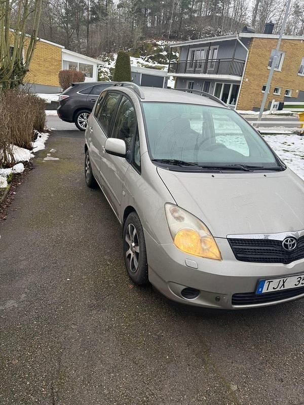 Begagnad Toyota Corolla Verso 110 HK (80 kW) 2002 Minibuss