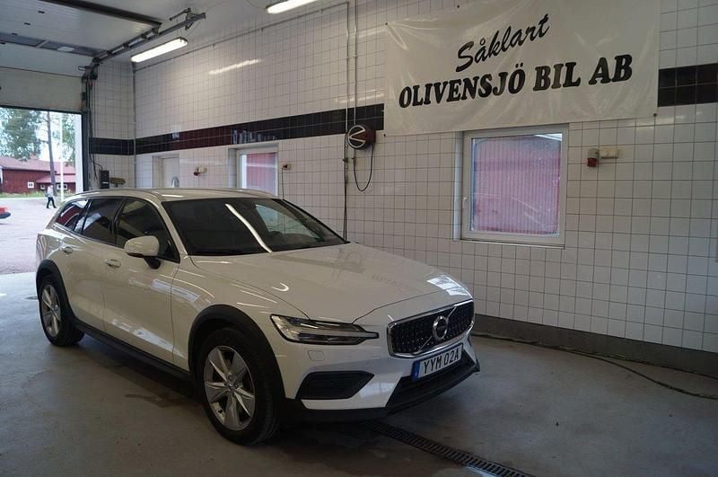 Vit Begagnad 2019 Volvo V60 CC Momentum Kombi | 259 000 kr (Lite dyr) - Bild 1/4