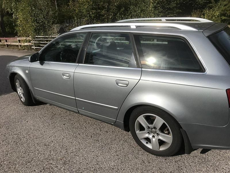 Grå Begagnad 2006 Audi A4 Comfort Kombi | 35 000 kr (Marknadspris) - Bild 1/4