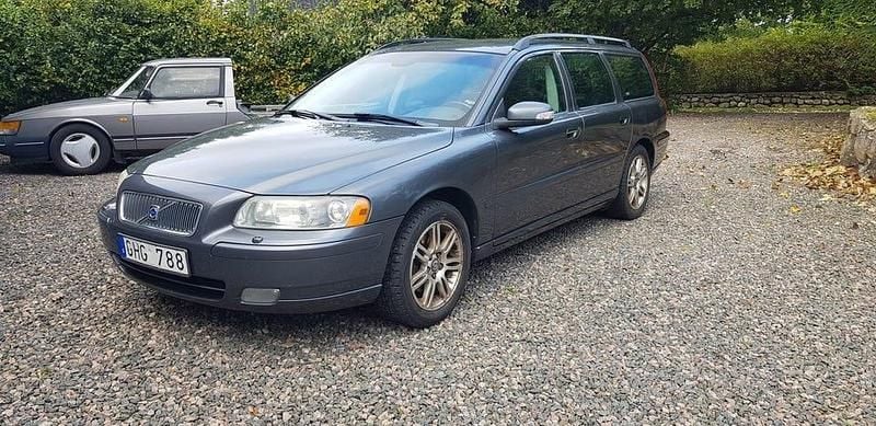 Grå Begagnad 2007 Volvo V70 Momentum Kombi | 39 000 kr (Marknadspris) - Bild 1/4