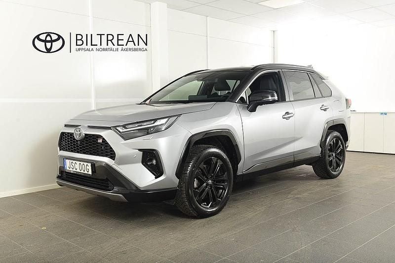 Grå Begagnad 2024 Toyota RAV4 Hybrid Sport SUV | 508 900 kr (Dyr) - Bild 1/4