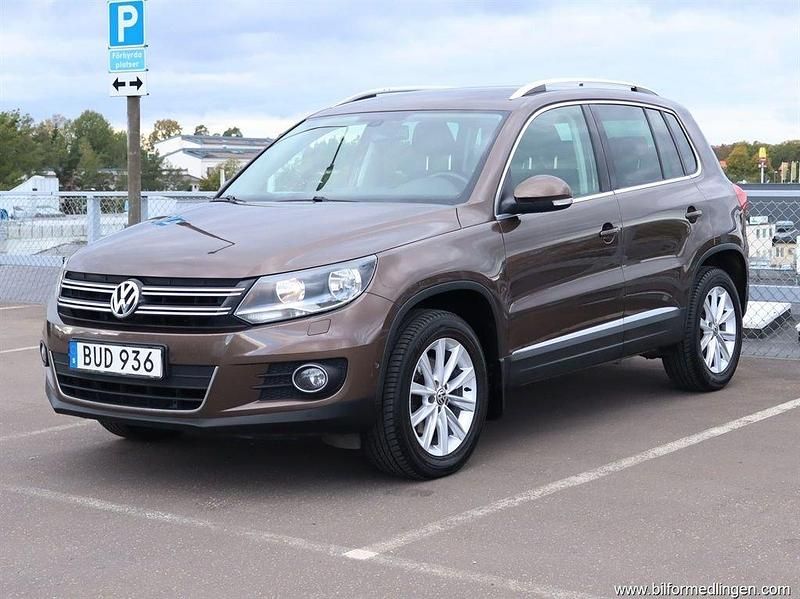 Brun samma som bilen Begagnad 2014 VW Tiguan S SUV | 138 900 kr (Marknadspris) - Bild 1/4