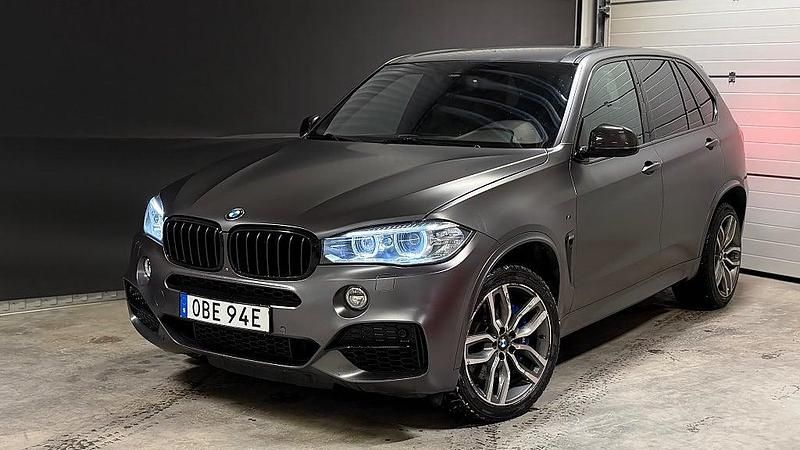 Grå Begagnad 2015 BMW X5 M Sport SUV | 309 500 kr (Marknadspris) - Bild 1/4