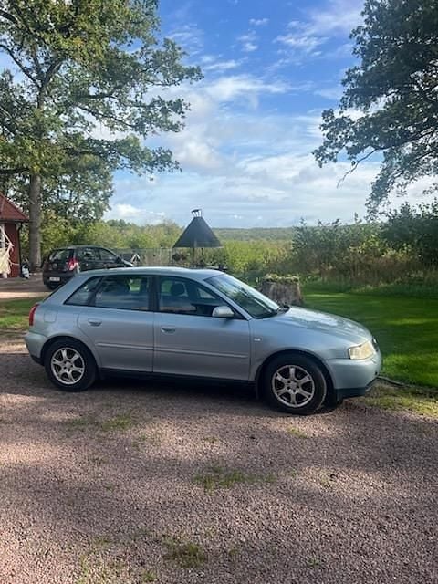 Silver Begagnad 2003 Audi A3 Attraction Halvkombi | 7 500 kr (Marknadspris) - Bild 1/4