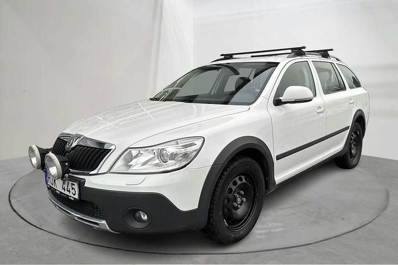 Vit Begagnad 2010 Skoda Octavia Scout Kombi | 69 000 kr (Bra pris) - Bild 1/4