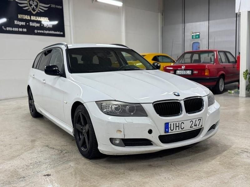 Vit Begagnad 2010 BMW 320 Comfort Edition Kombi | 50 000 kr (Marknadspris) - Bild 1/4
