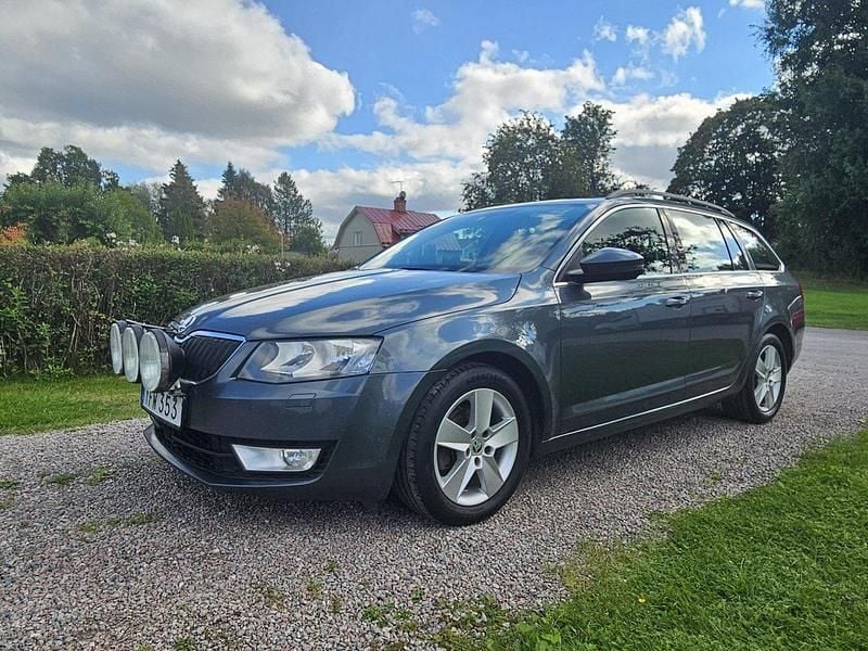 Grå Begagnad 2017 Skoda Octavia Ambition Kombi | 89 000 kr (Marknadspris) - Bild 1/4