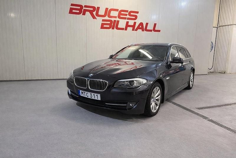 Grå Begagnad 2013 BMW 520 Kombi | 119 900 kr (Marknadspris) - Bild 1/4