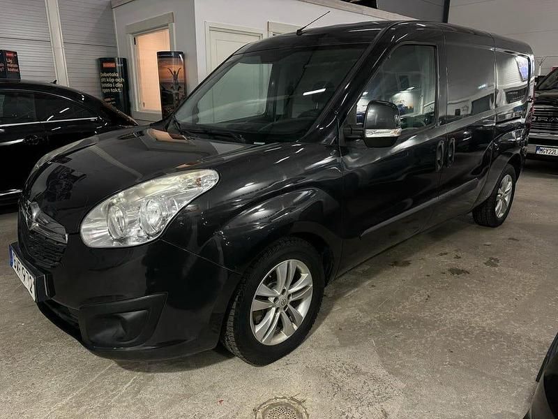 Svart Begagnad 2014 Opel Combo Van | 59 900 kr (Marknadspris) - Bild 1/4