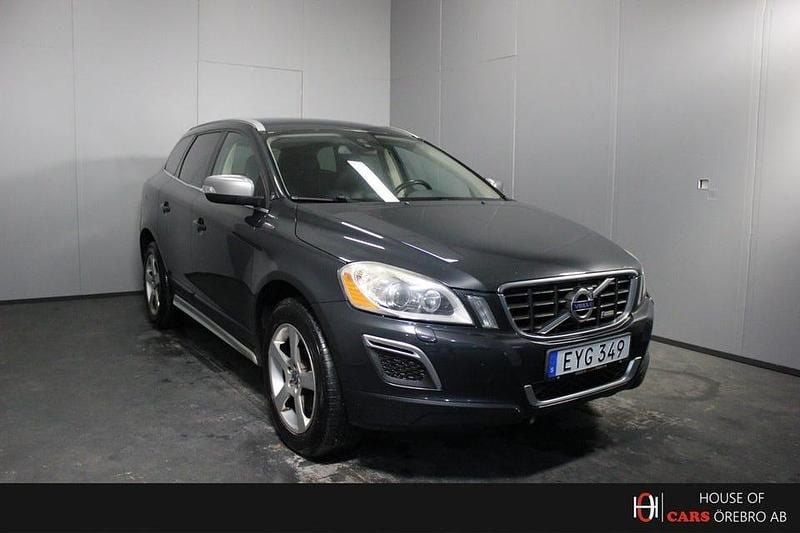 Mörkgrå (grå) Begagnad 2013 Volvo XC60 R-Design SUV | 79 900 kr (Superpris) - Bild 1/4