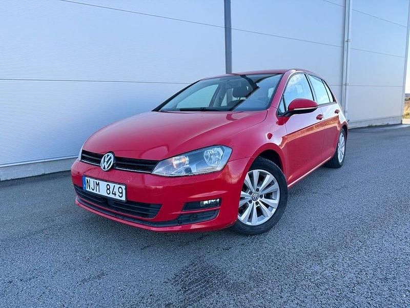Röd Begagnad 2014 VW Golf VII Halvkombi | 89 900 kr - Bild 1/4
