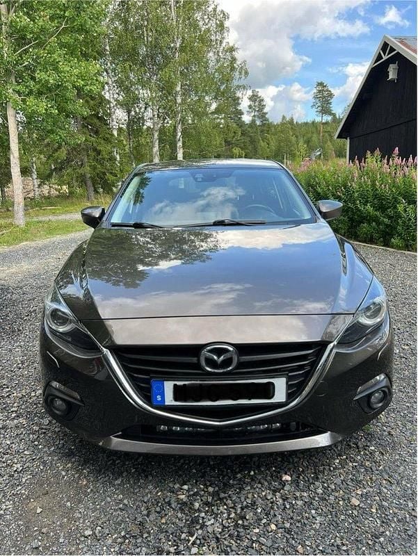 Brun Begagnad 2015 Mazda 3 Inclusive Halvkombi | 109 000 kr (Marknadspris) - Bild 1/3