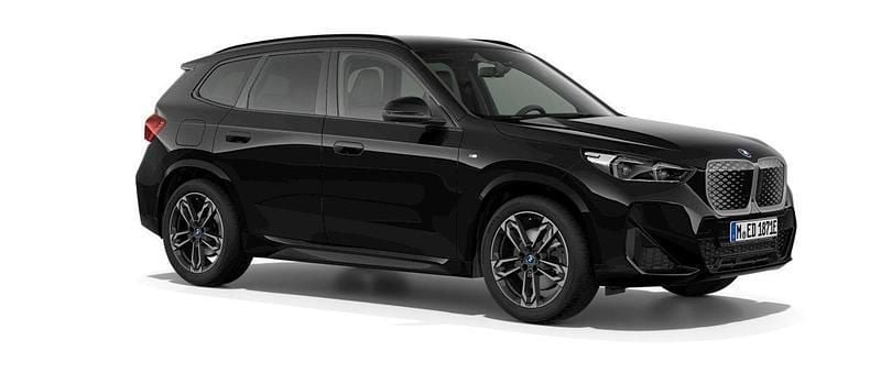 Svart (black sapphire metallic) Ny 2025 BMW iX1 Comfort Edition SUV | 594 300 kr (Lite dyr) - Bild 1/3