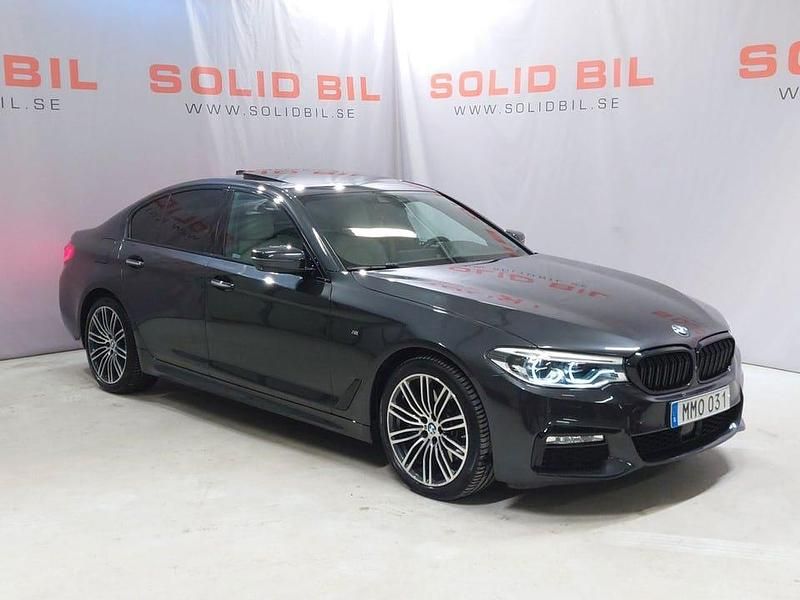 Grå Begagnad 2017 BMW 530 M Sport Sedan | 339 900 kr (Marknadspris) - Bild 1/4
