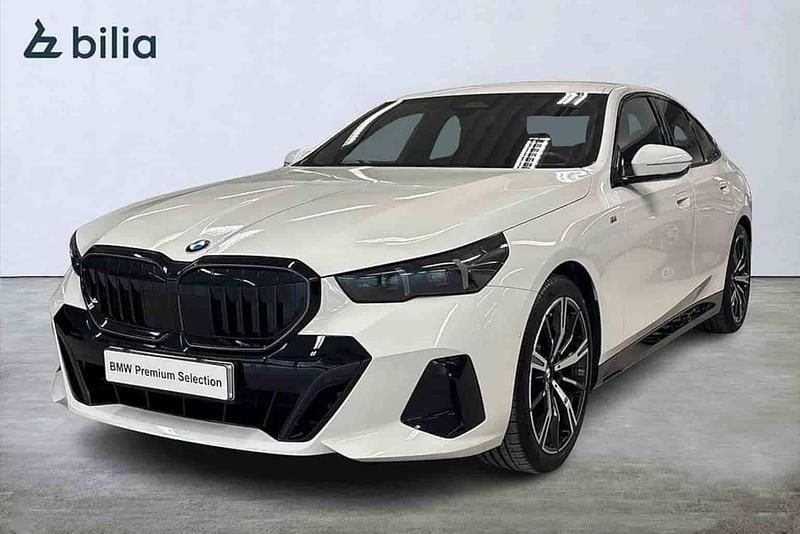 Vit Begagnad 2025 BMW 520 Sedan | 629 900 kr - Bild 1/1