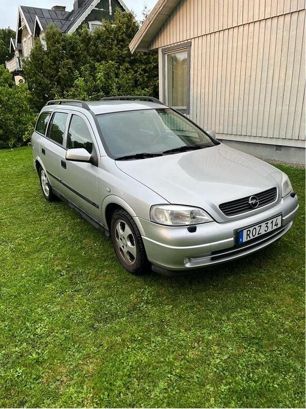 Grå Begagnad 2000 Opel Astra Kombi | 13 500 kr (Marknadspris) - Bild 1/4