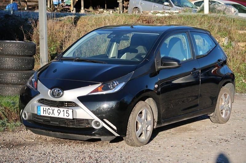 Svart Begagnad 2017 Toyota Aygo X-play Halvkombi | 92 500 kr (Marknadspris) - Bild 1/4