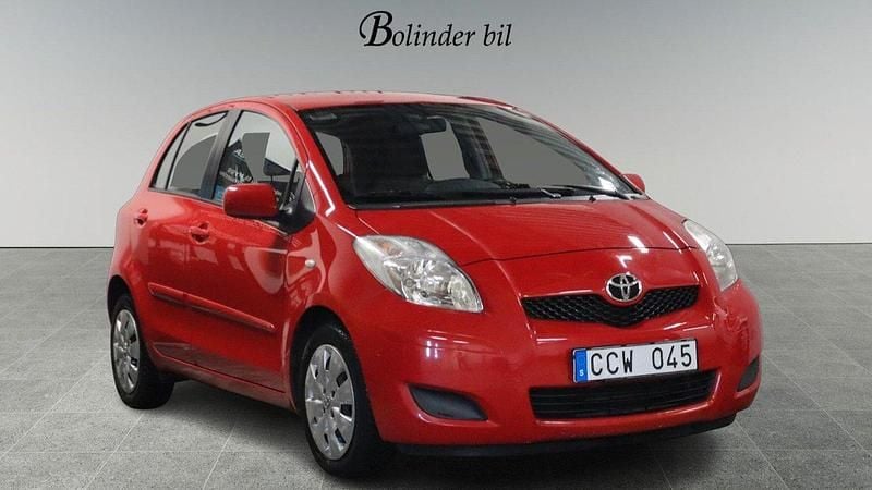 Röd Begagnad 2009 Toyota Yaris Halvkombi | 84 800 kr (Lite dyr) - Bild 1/4