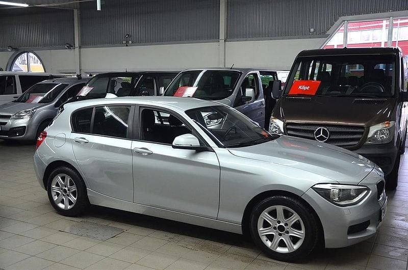 Silver Begagnad 2014 BMW 116 Halvkombi | 139 900 kr (Bra pris) - Bild 1/4