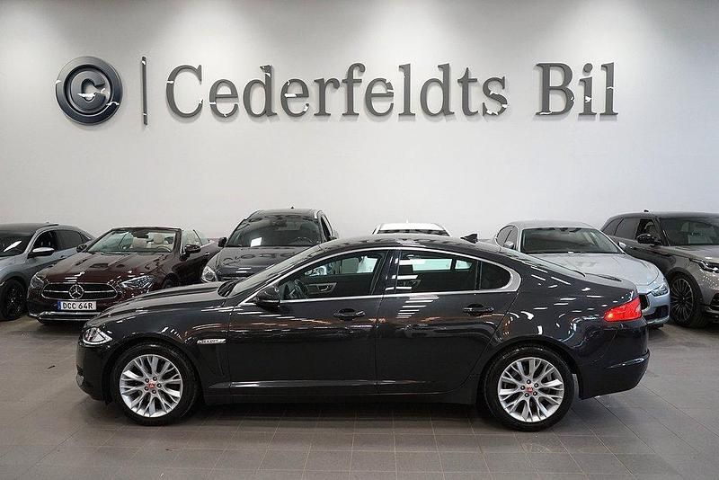 Grå Begagnad 2015 Jaguar XF Business Edition Sedan | 139 900 kr (Marknadspris) - Bild 1/4