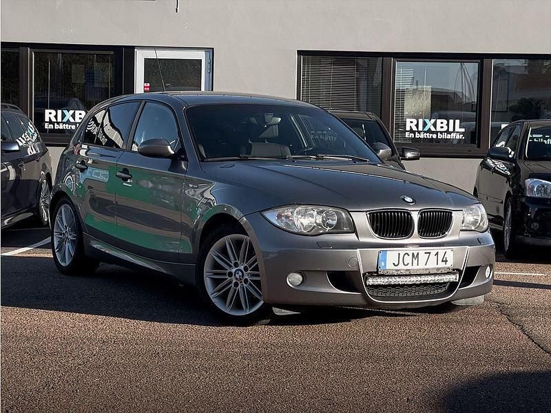 Grå Begagnad 2009 BMW 120 Advantage Halvkombi | 59 900 kr (Marknadspris) - Bild 1/4